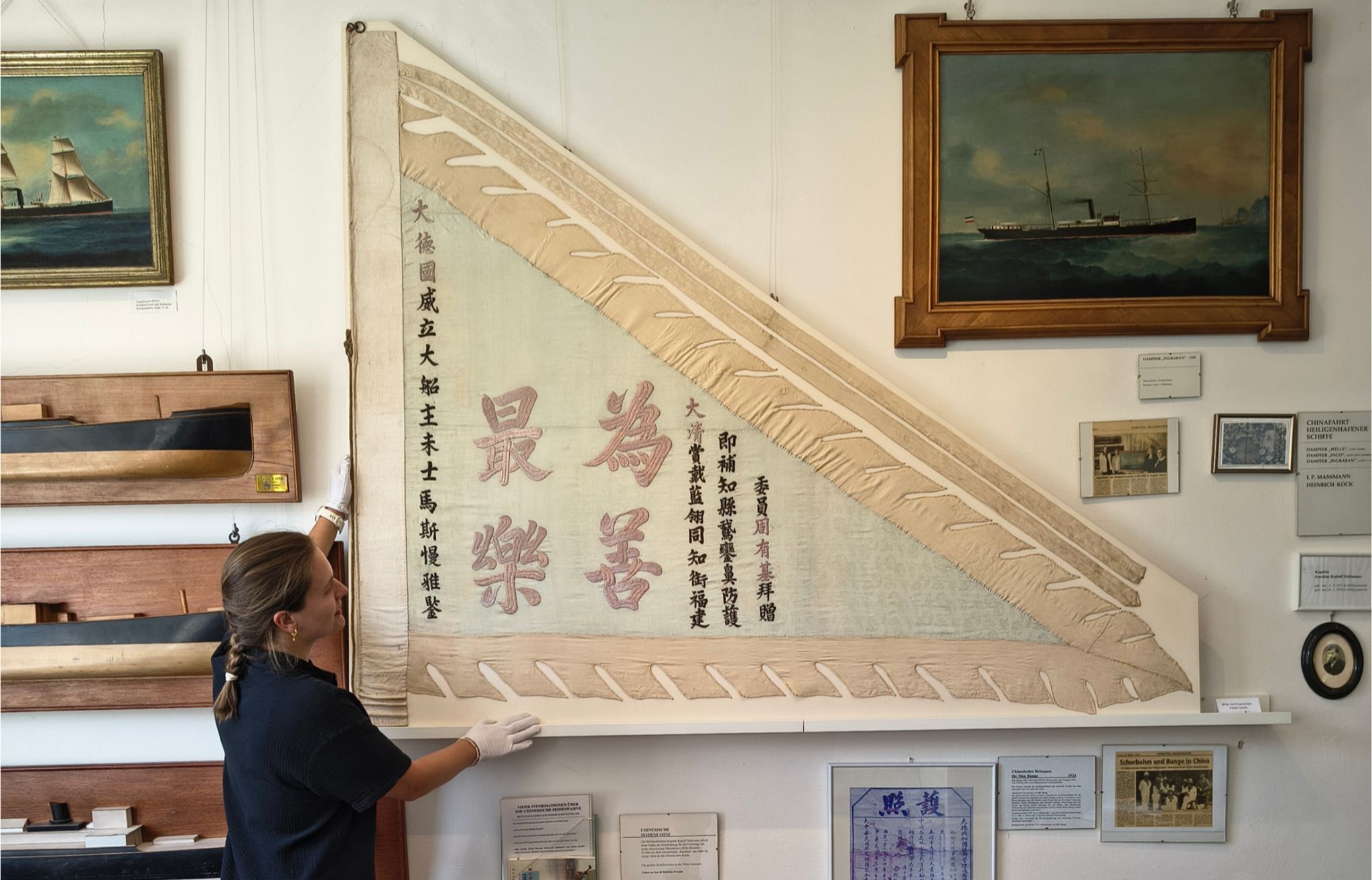 Restaurierte chinesische Seidenfahne kehrt ins Heimatmuseum Heiligenhafen zurück